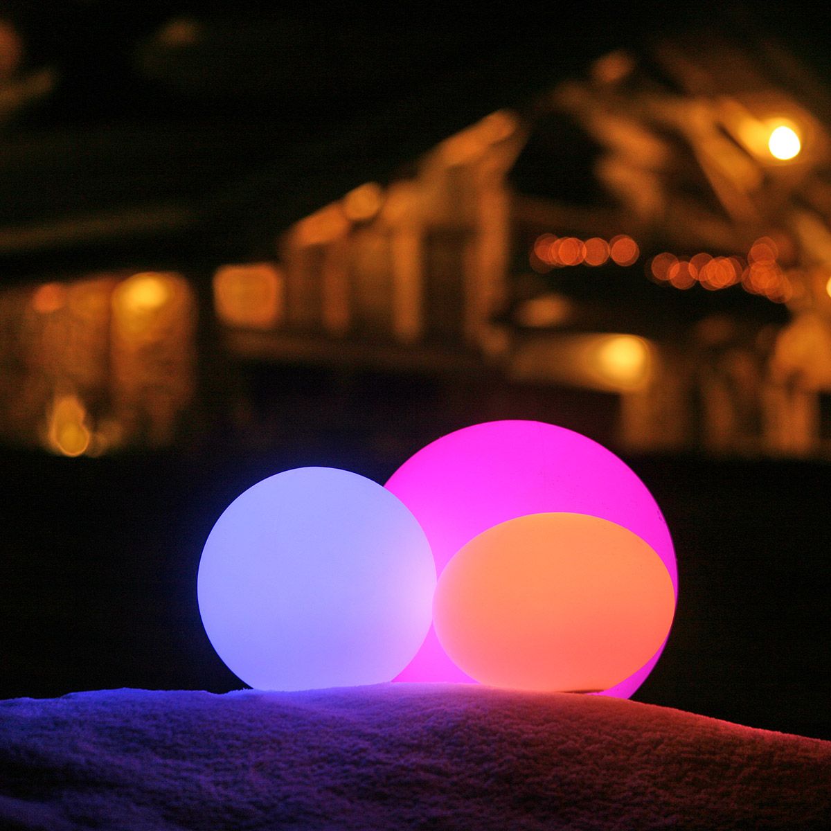 Boule lumineuse GLOBE (D50cm) en polyéthylène blanc - Keria et Laurie  Lumière