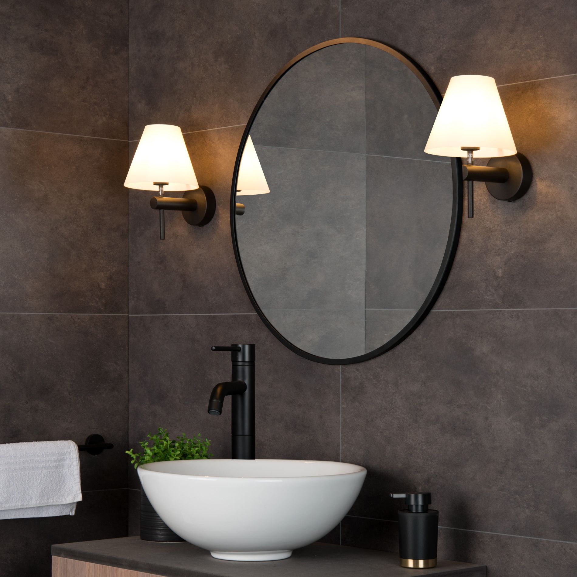 Plafonnier salle de bain LORENA (D23cm) en verre fumé noir - Keria et  Laurie Lumière
