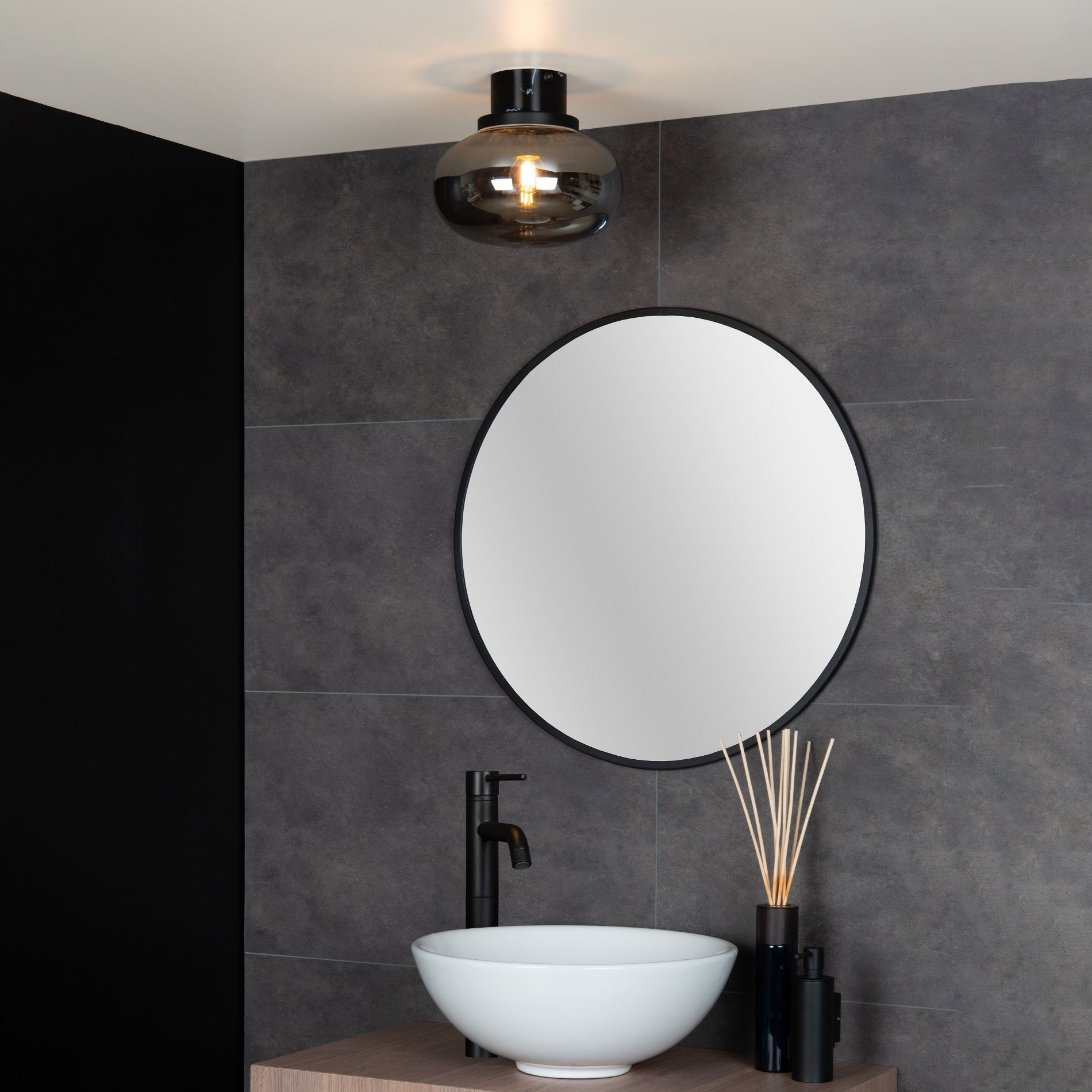 Plafonnier salle de bain LORENA (D23cm) en verre fumé noir - Keria et  Laurie Lumière