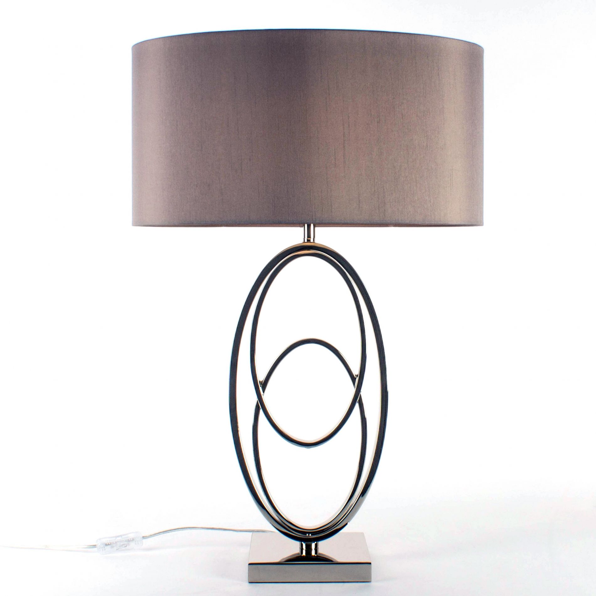 Lampe Rétro Argentée Antique Décorative Sur Une Petite Table Blanche Dans  Le Salon Décoration Intérieure Dans La Maison