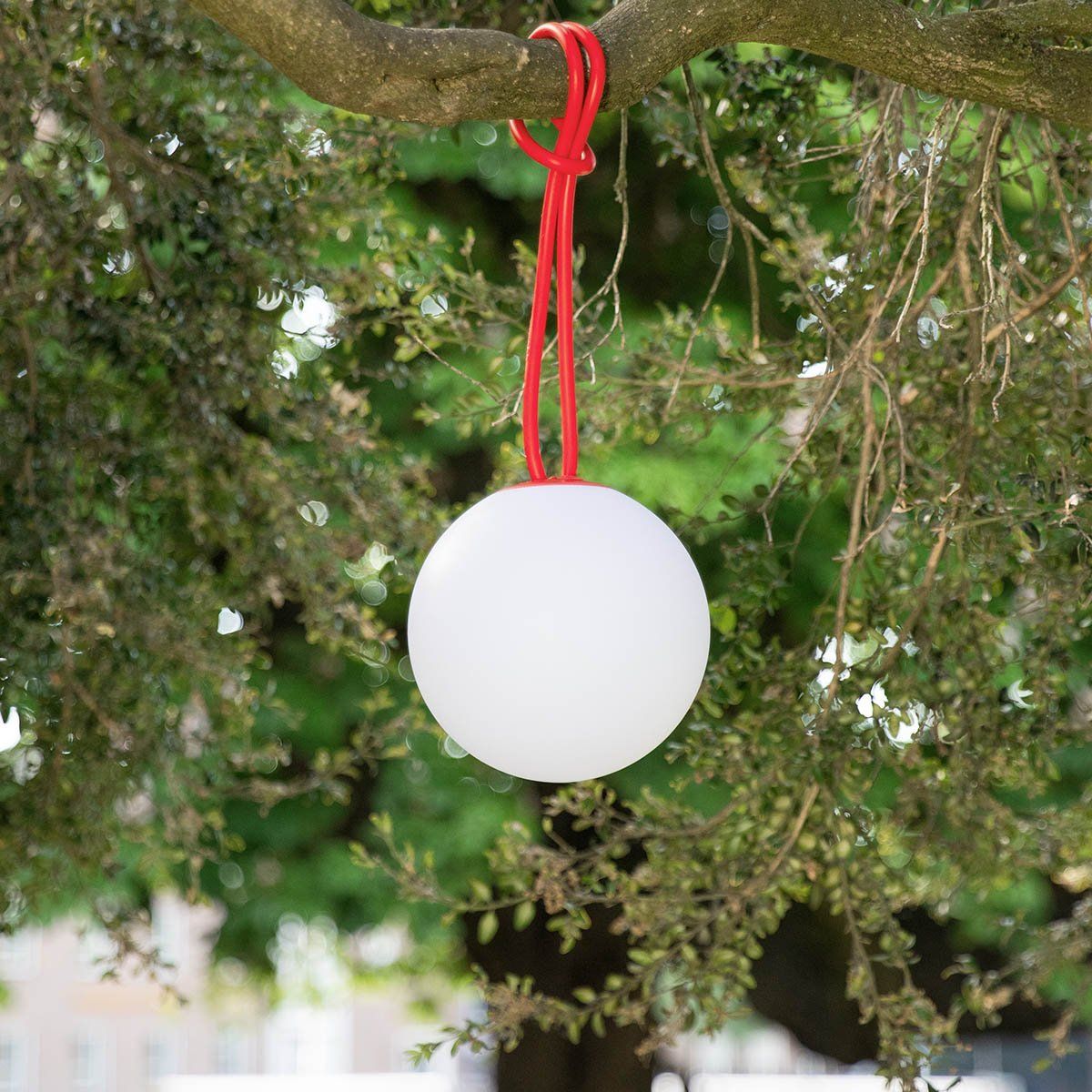 Lampe baladeuse extérieur LED BOLLEKE en polypropylène blanc anse rouge -  Keria et Laurie Lumière