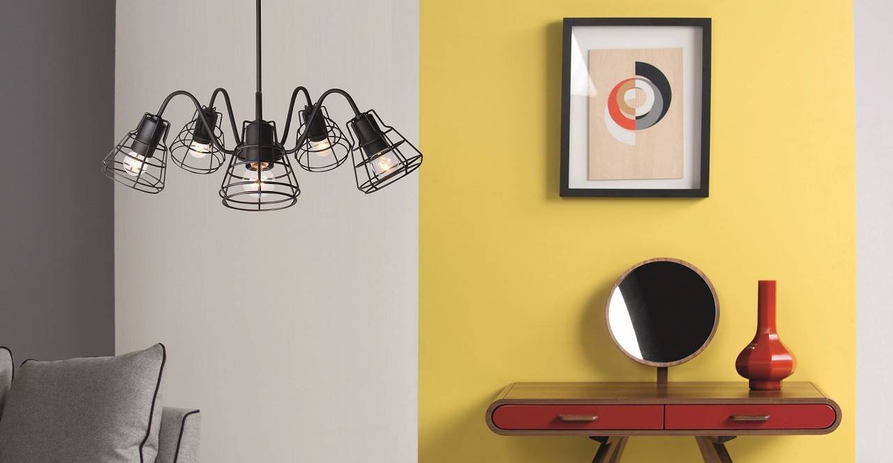 Une Chambre Avec Un Lit, Des Lampes Et Une Lampe Suspendue Au Plafond.